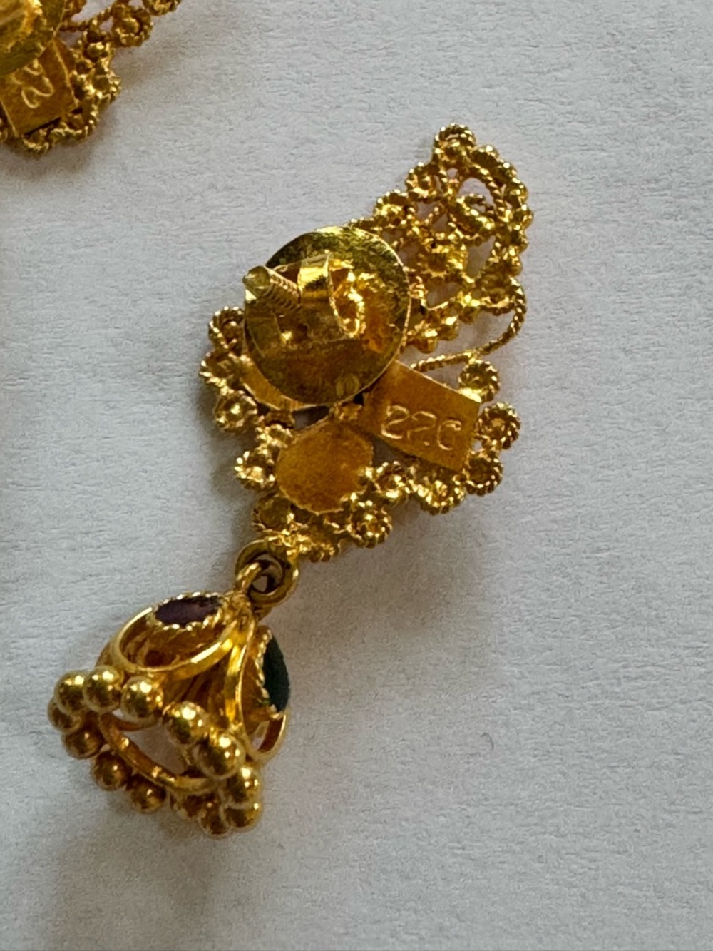 Handcrafted 22kt gold earrings - Picture 6 of 8